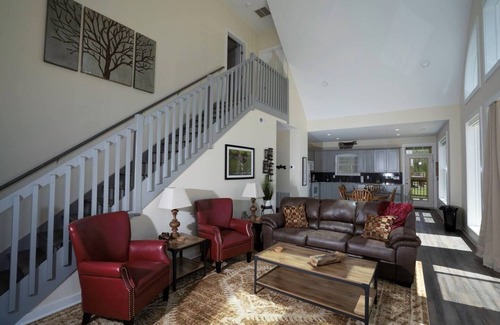 Draper Cabin | Spacious & Stylish Waterfront Home on New River! 3