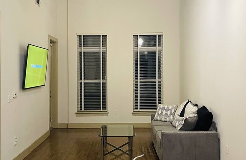 Piedmont Heights Apartment | SPACIOUS SUITE IN PRIME LOCATION