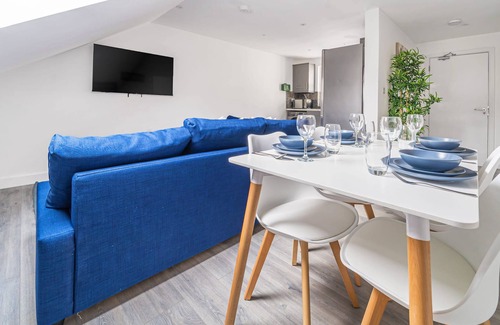 Rushmoor District Apartment | Spacious Town Centre Apt | Sleeps 4 | FREE WiFi