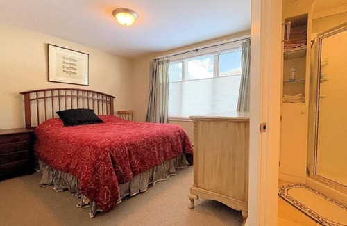 Bromley Mountain House | Spacious Townhouse alongside Bromley's Lord's Prayer Slope
