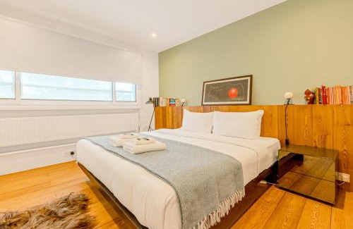 Notting Dale Apartment | Spacious & Tranquil 2BR Maisonette in Notting Hill