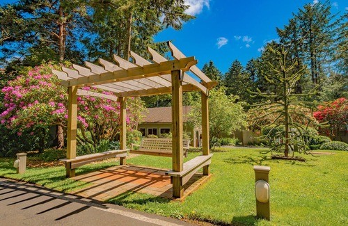 Otter Rock Apartment | Spacious Two-Level Ocean-View Villa with Loft