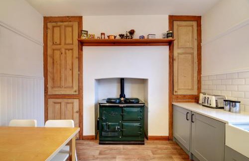 Harrogate House | Spacious Victorian Townhouse near HCC with off street parking