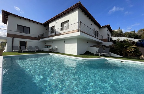 Mas Altaba Villa | Spacious Villa with Private Pool & Gym – less than 20 min from Beach