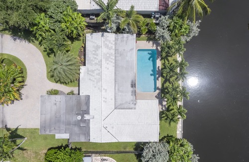 Central Corals House | Spacious WATERFRONT villa, heated salt water pool, very central, beach 5 min