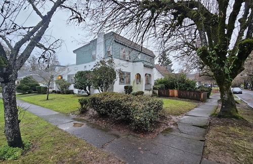 Southeast Salem House | Spacious Willamette Wine Country Manor + Hot Tub