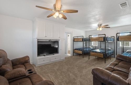 Palo Pinto County House | SPARKLING POOL Gorgeous 6 Bed 5 Bath on 3 Acres