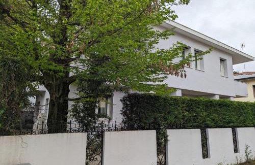 Guizza Apartment | Spazioso Appartamento in casa singola Padova con giardino