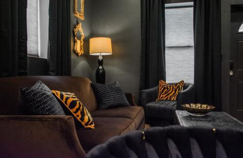 South Broadway Apartment | Speakeasy Suite at ArnoTriplex!