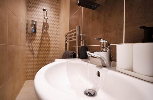 Marchmont Apartment | Special Basement Apartment close to the meadows