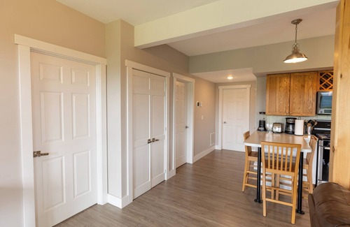 Spring Mills Apartment | Spectacular Buckleberry View>EV Charging >Hot Tub >Fireplace>Jacuzzi
