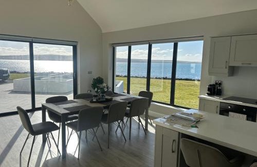 Liscannor House | Spectacular ocean views & minutes to Cliffs- Clahane Shore Lodge