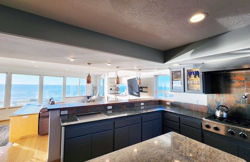Yachats House | Spectacular Ocean Views! Hot Tub! Walk to Everywhere in Yachats!