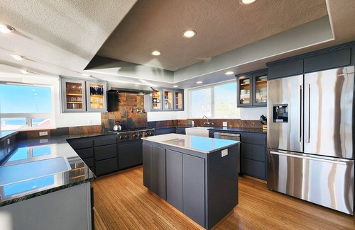 Yachats House | Spectacular Ocean Views! Hot Tub! Walk to Everywhere in Yachats!