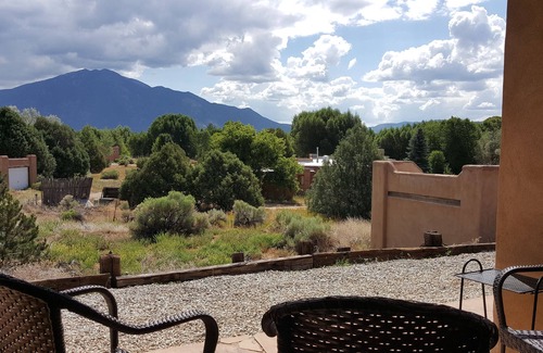 El Prado House | Spectacular views of the Taos Mountains