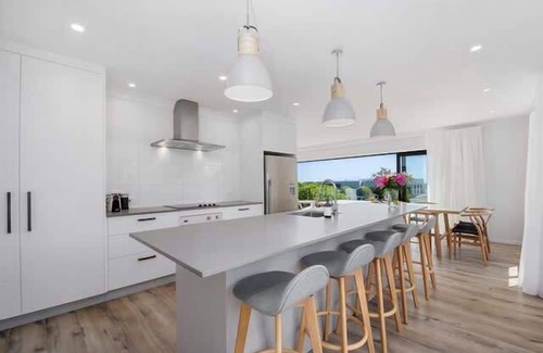 Waipahihi House | Spectacular Views - Walk to Lake