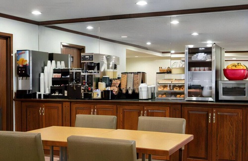 Indianapolis House | Spend a Group Vacation in Nicely Furnished Room