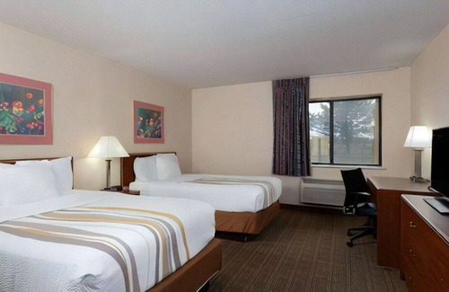 Indianapolis House | Spend a Group Vacation in Nicely Furnished Room