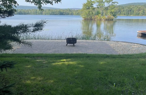 Drums Cabin | Spend time making cherished memories at this gorgeous 5-bedroom LAKEFRONT Lodge!