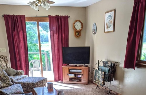 Hayward Cottage | Spider Creek Country Cottage - Cozy cottage close to lakes, trails, and more!