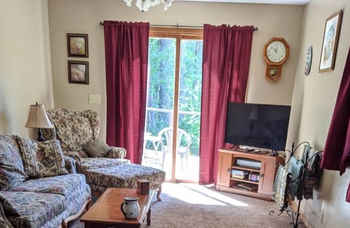 Hayward Cottage | Spider Creek Country Cottage - Cozy cottage close to lakes, trails, and more!