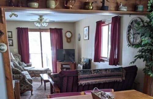 Hayward Cottage | Spider Creek Country Cottage - Cozy cottage close to lakes, trails, and more!