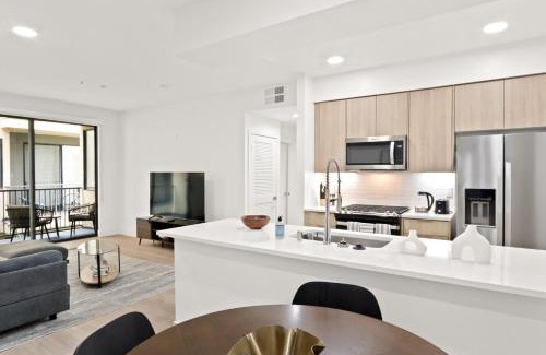 Downtown Apartment | Splendid 2BR, 2BA Apt 12 Min Walk to SM Pier!