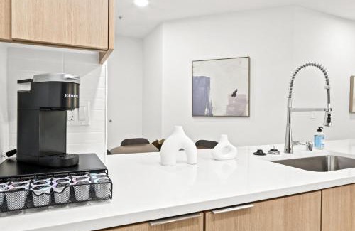 Downtown Apartment | Splendid 2BR, 2BA Apt 12 Min Walk to SM Pier!