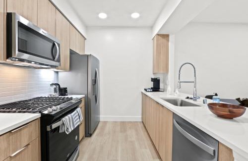 Downtown Apartment | Splendid 2BR, 2BA Apt 12 Min Walk to SM Pier!