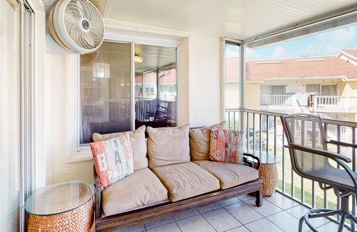 Bayview Condo | Splendid condo with private beach access, heated pool, hot tub & volleyball