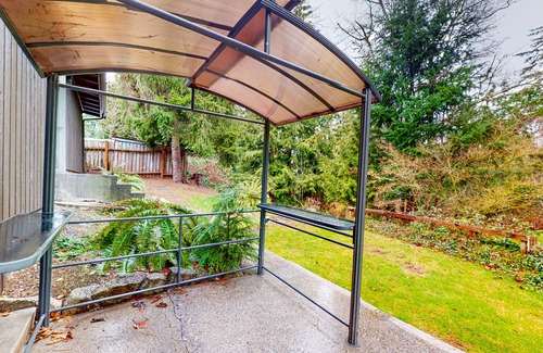 Bellingham House | Split-level home with 2 fireplaces & backyard - near downtown & Lake Whatcom