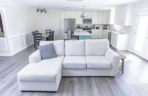 Savannah House | Sprawling Sandfly with bonus rooms galore.