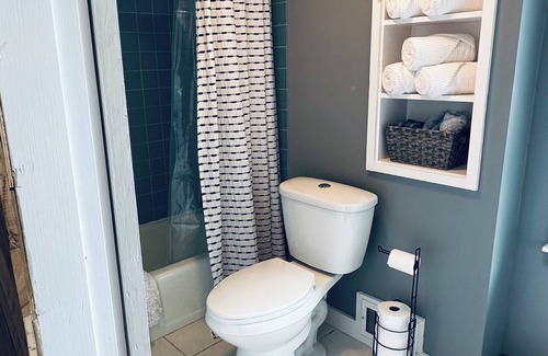 New London Other | Sprawling Updated Farmhouse w/huge backyard & firepit 5⭐️