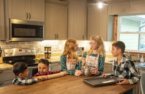 Foxfire Estates Cabin | Spring Break - POOL, sleeps 18, theater, hot tub, gameroom, & 5 min to downtown