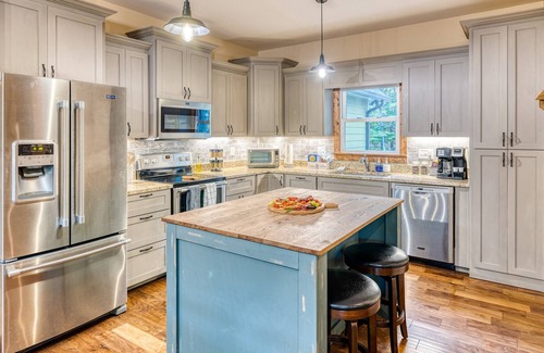 Foxfire Estates Cabin | Spring Break - POOL, sleeps 18, theater, hot tub, gameroom, & 5 min to downtown