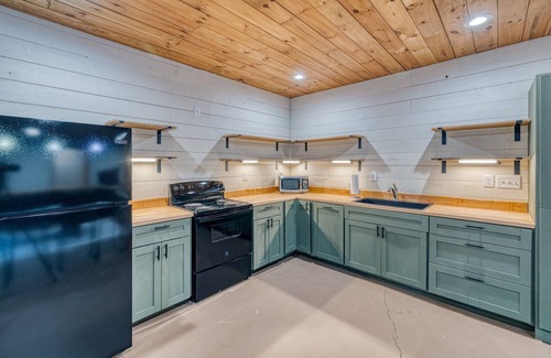 Foxfire Estates Cabin | Spring Break - POOL, sleeps 18, theater, hot tub, gameroom, & 5 min to downtown