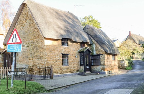 Wroxton Cottage | SPRING COTTAGE, family friendly, character holiday cottage in Wroxton