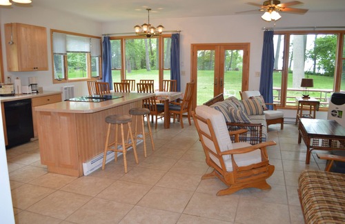 Lakeside Cottage | *SPRING DISCOUNT!* Right on Lake Michigan! Large 2 acre yard and private beach