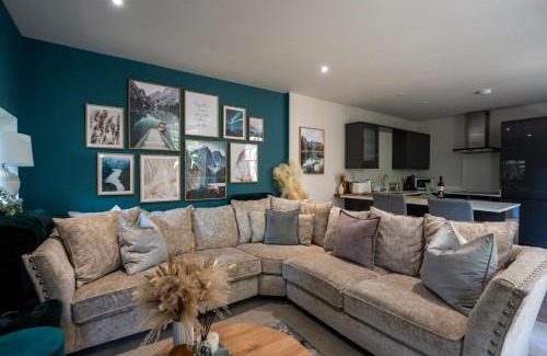 Harrogate Apartment | Spring Mount Huge Luxury Full Apartment- Harrogate Centre-Two extremely comfy Kingsize Bedrooms-Fully equipped Modern Kitchen-Cosy living room with Huge TV