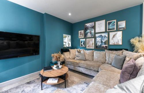Harrogate Apartment | Spring Mount Huge Luxury Full Apartment- Harrogate Centre-Two extremely comfy Kingsize Bedrooms-Fully equipped Modern Kitchen-Cosy living room with Huge TV