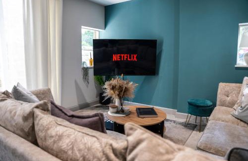 Harrogate Apartment | Spring Mount Huge Luxury Full Apartment- Harrogate Centre-Two extremely comfy Kingsize Bedrooms-Fully equipped Modern Kitchen-Cosy living room with Huge TV