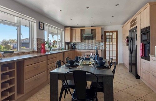 Newton Saint Cyres House | Springfield Deer View - Private Hot Tub & Communal Swimming Pool with Fishing ne
