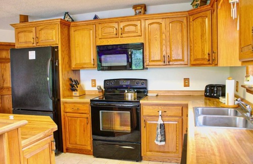 Toivola House | SR/SL Two Lakefront Homes w/Sauna, Decks, Sleeps 16 – Perfect for Families