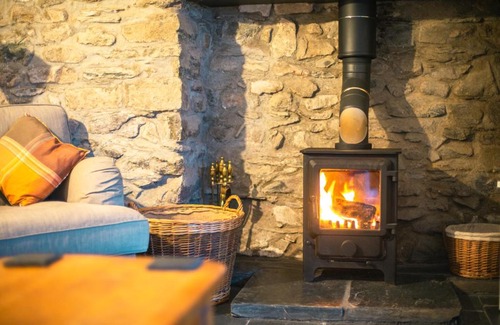 St Davids Apartment | St Davids Hideaway with Roll-top Bath & Log Burner