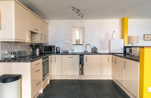 St Davids Apartment | St Davids Hideaway with Roll-top Bath & Log Burner