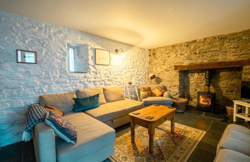 St Davids Apartment | St Davids Hideaway with Roll-top Bath & Log Burner