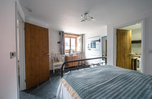 St Davids Apartment | St Davids Hideaway with Roll-top Bath & Log Burner