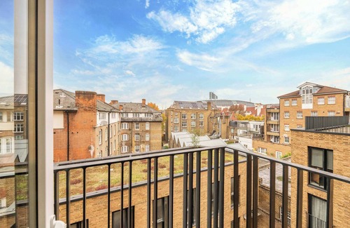 Euston Apartment | St. Pancras Skyline - by Frankie