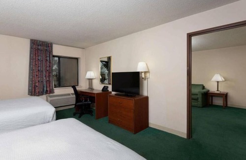 Indianapolis House | Standard 2 Queen Bed Non-Smoking