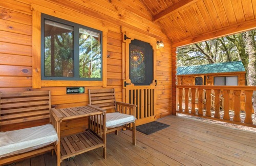 Thonotosassa Cabin | Standard Cabin with Porch - Happy Travelers RV Resort